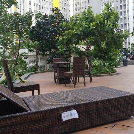 Modern And Comfortable Studio Apartment Springlake Summarecon Near Summarecon By Travelio Bekasi Exterior photo